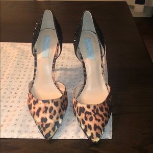 Betsey Johnson leopard d’orsay pumps